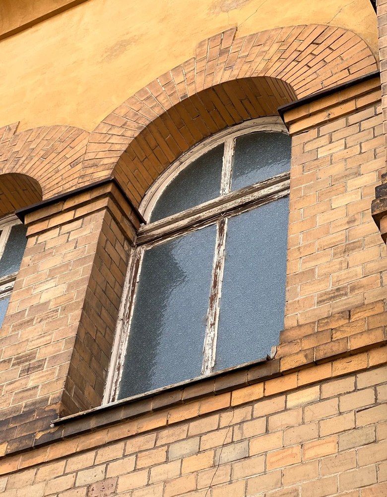 Fenster und Fassade des Stadtbads Glauchau