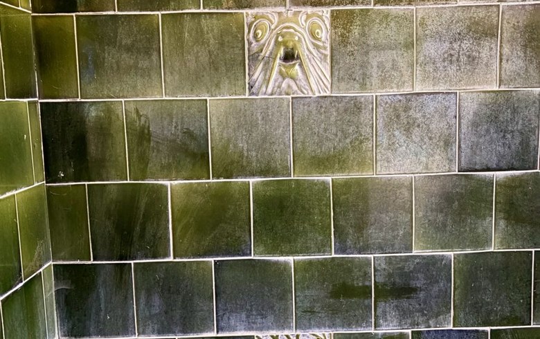 Grüne historische Fliesen im Stadtbad