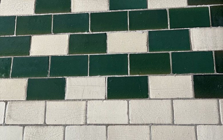 Grün-weißes Fliesenmuster im Stadtbad