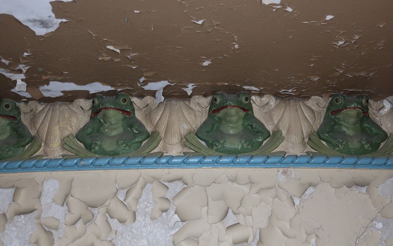 Historischer Froschfries im Stadtbad