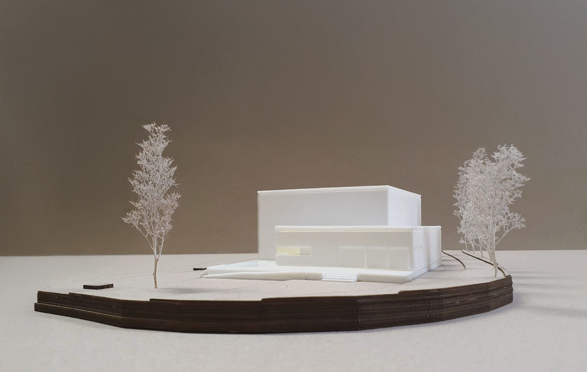 Weißes Architekturmodell des Projekts Ilma vor grauem Hintergrund