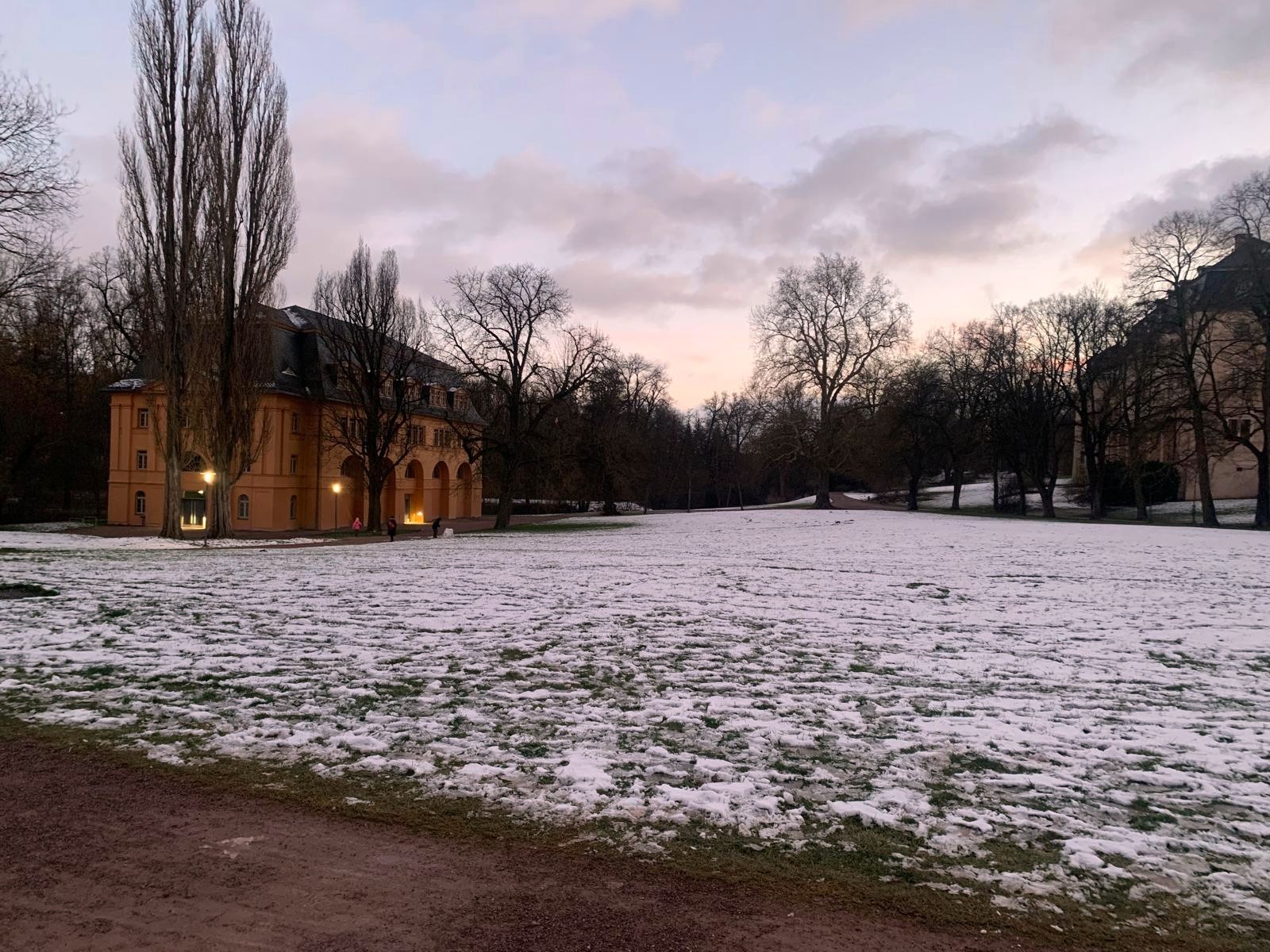 Park und Gebäude am Projektort Ilma