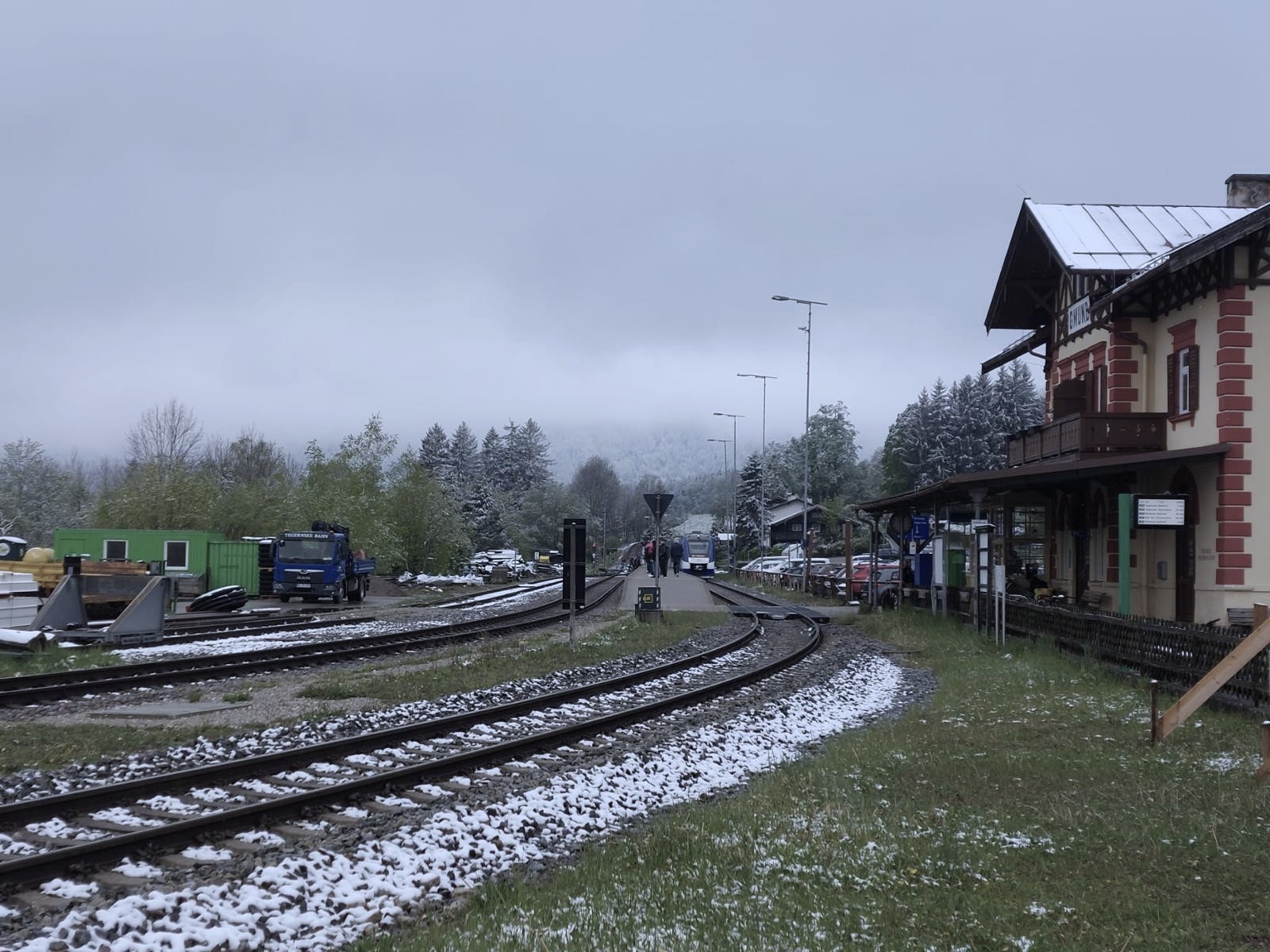 Bahnsteig und Bahnhofsgebäude am Projektort Round Robin