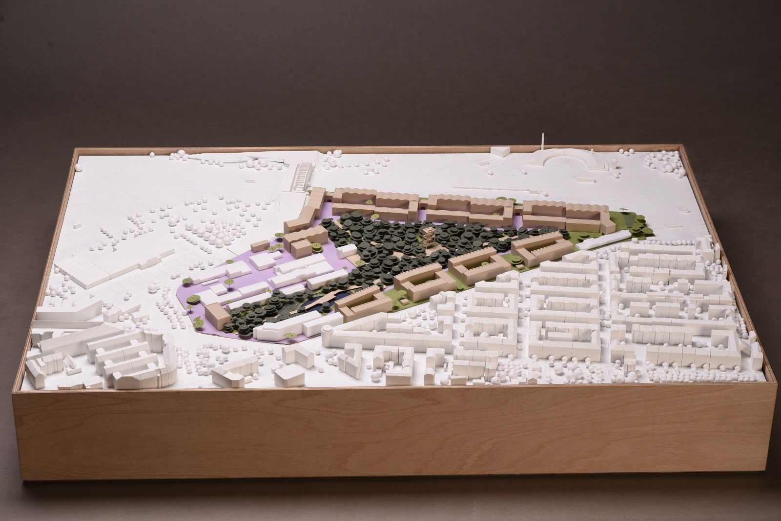 Städtebauliches Modell des Projekts Wilde Mitte mit grünem Innenraum